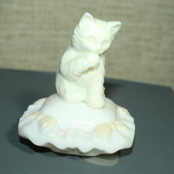 Vtg Avon Charisma Cologne Sitting Pretty White Pink Cat on Pillow Perfume Bottle - Picture 1 of 6
